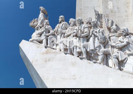 Lisbona, Portogallo - 13 agosto 2017: Sculture del Monumento delle scoperte sulla riva settentrionale del fiume Tago a Lisbona Foto Stock