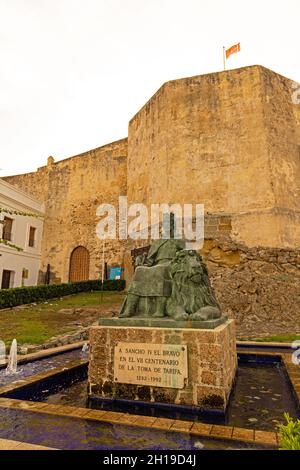 castello Guzman e statua di Sancho il Brave a Tarifa in Andalusia Foto Stock