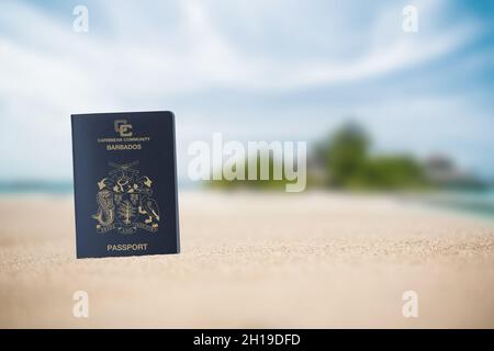 Barbados passaporto sulla spiaggia sabbia, spazio per la scrittura, cittadinanza Foto Stock