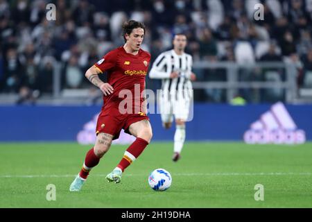 Torino, Italia. 17 ottobre 2021. Nicolo Zaniolo di AS Roma controlla la palla durante la Serie A partita tra Juventus FC e AS Roma allo Stadio Allianz il 17 ottobre 2021 a Torino. Credit: Marco Canoniero/Alamy Live News Foto Stock