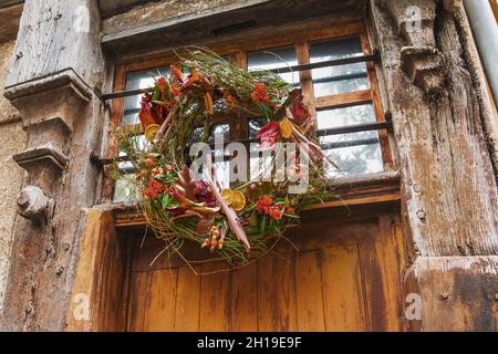 Corona autunno o inverno decorazione sulla porta shabby Foto Stock