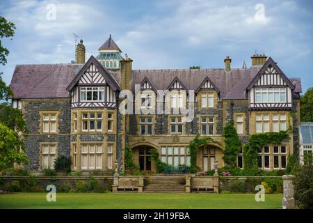 19 ° secolo Bodnant Hall della famiglia Aberconway, giardini affidati al National Trust, tal-y-Cafn, Conwy, Galles Foto Stock