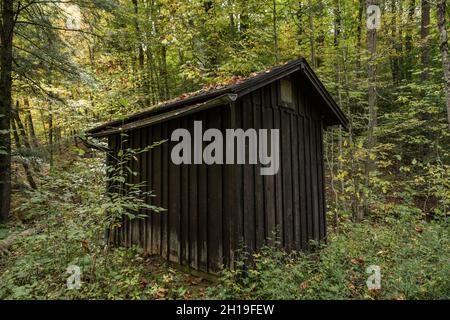 Vista di tre quarti del piccolo granaio nella foresta del Parco Nazionale della Valle di Cuyahoga Foto Stock