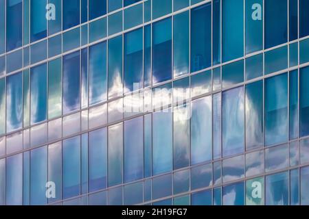 Facciata di vetro, che riflette le nuvole e il cielo, della Viewpoint Tower a Olympia, Washington, USA [Nessuna pubblicazione di proprietà; licenza editoriale solo] Foto Stock