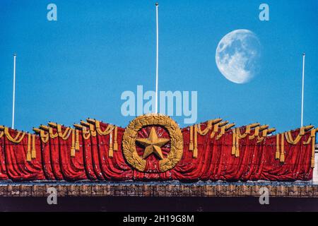 Dettaglio dei simboli comunisti sull'ingresso al Museo Nazionale della Cina con la luna. Foto Stock