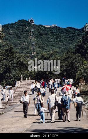 Turisti cinesi sotto la funivia per la Grande Muraglia sulla cresta sopra Mutinayu in Cina. Foto Stock