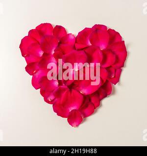Forma del cuore fatta di petali rossi di rose. Sfondo naturale minimo. Fiore  di primavera concetto Foto stock - Alamy