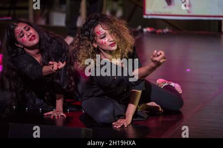 Londra, Regno Unito. 17 ottobre 2021. Arunima Kumar, coreografo vincitore del premio, presenta Rebel, scritto da Kazi Nazrul Islam, diretto da Mukul ghetto tigers, East London Theatre Company e Rez Kabir celebrando l'indipendenza del Bangladesh Credit: Paul Quezada-Neiman/Alamy Live News Foto Stock