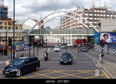 Shoreditch High Street Railway Bridge a Londra Inghilterra Regno Unito Foto Stock