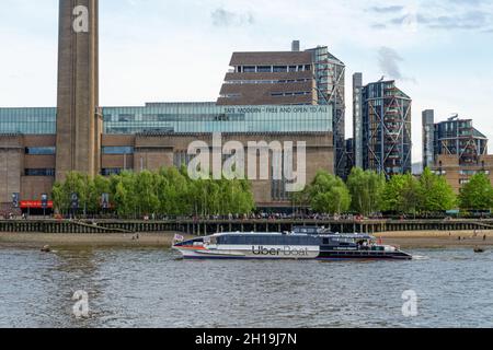 Thames Clipper, Uber Boat sul Tamigi di fronte alla galleria Tate Modern, Londra Inghilterra Regno Unito Foto Stock