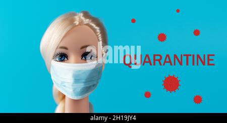 Heraklion, Grecia, 13 marzo 2020: Composizione creativa con bambola con maschera virus. Epidemia minima di virus Corona. Concetto di vacanza. Foto Stock