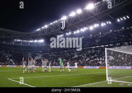 Torino, 17 ottobre 2021. I giocatori della Juventus festeggiano dopo la vittoria del 1-0 nella Serie A allo Stadio Allianz di Torino. Il credito d'immagine dovrebbe essere: Jonathan Moscrop / Sportimage Foto Stock