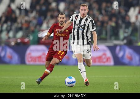 Torino, 17 ottobre 2021. Dejan Kulusevski di Juventus è perseguito da Henrikh Mkhitaryan di AS Roma durante la partita della Serie A allo Stadio Allianz di Torino. Il credito d'immagine dovrebbe essere: Jonathan Moscrop / Sportimage Foto Stock