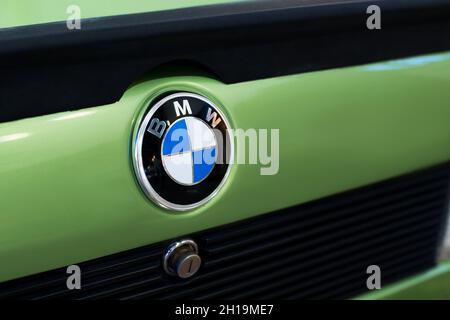 Izmir, Turchia - 21 giugno 2021: Primo piano di un logo BMW su una BMW 320 di colore verde prodotta in Germania tra 1975 e 1983 anni. Foto Stock