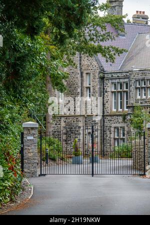 Elencato casa del 19 ° secolo e scuderie convertito con gusto in moderno gated Housing, Port Penrhyn Dock, Bangor Galles UK Foto Stock