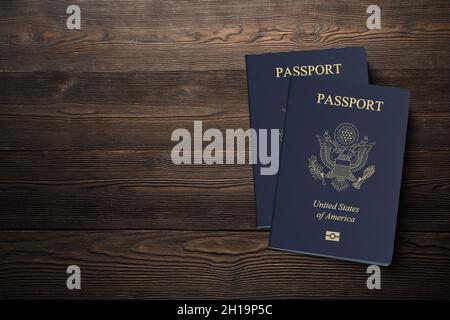 Passaporto USA su asse di legno marrone scuro, cittadinanza da investimento Foto Stock