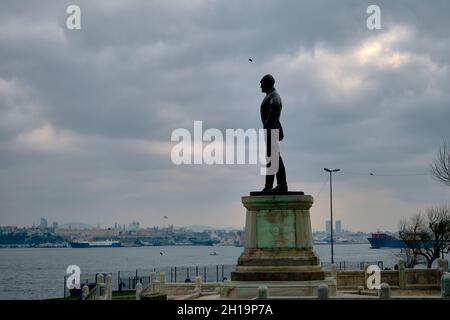 Turchia istanbul. Ataturk fondatore della scultura della repubblica Turca a Sarayburnu istanbul durante il tempo coperto e sfondo bosforo istanbul. Foto Stock