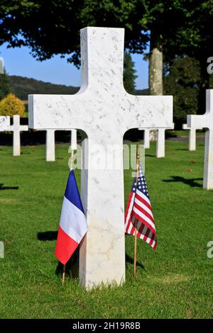 Una bandiera degli Stati Uniti e una francese alla tomba di un soldato americano sconosciuto al cimitero e memoriale americano Aisne-Marne a Belleau (Aisne), Francia Foto Stock