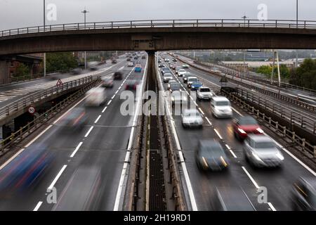 Glasgow, Scozia, Regno Unito. 17 ottobre 2021. NELLA FOTO: Svincolo 19 della carreggiata in direzione ovest dell'autostrada M8 e il ponte Kingston che attraversa il fiume Clyde. Conto alla rovescia per la conferenza/vertice COP26 sui cambiamenti climatici che avrà inizio ufficialmente il 31 ottobre e terminerà il 12 novembre, una serie di strade circondate da Glasgow avrà effetto dal 24 ottobre. Credit: Colin Fisher/Alamy Live News Foto Stock