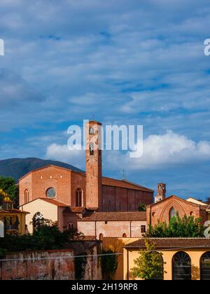 Lucca affascinante centro storico. Vista sul vecchio skyline della città con torri medievali e la chiesa gotica di San Francesco Foto Stock