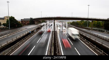 Glasgow, Scozia, Regno Unito. 17 ottobre 2021. NELLA FOTO: Svincolo 19 della carreggiata in direzione ovest dell'autostrada M8 e il ponte Kingston che attraversa il fiume Clyde. Conto alla rovescia per la conferenza/vertice COP26 sui cambiamenti climatici che avrà inizio ufficialmente il 31 ottobre e terminerà il 12 novembre, una serie di strade circondate da Glasgow avrà effetto dal 24 ottobre. Credit: Colin Fisher/Alamy Live News Foto Stock