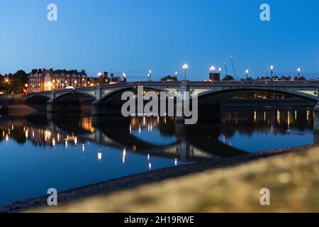 Battersea Bridge, Night Time sulla riva del Tamigi, Wandsworth, Londra, Inghilterra Foto Stock