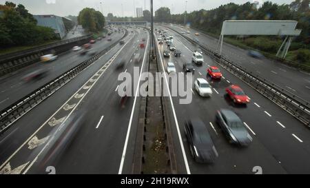 Glasgow, Scozia, Regno Unito. 17 ottobre 2021. NELLA FOTO: Svincolo 21 dell'autostrada M8 a Plantation a Glasgow guardando verso ovest con la rampa di accesso che unisce l'autostrada M77 che va a Prestwick. Conto alla rovescia per la conferenza/vertice COP26 sui cambiamenti climatici che avrà inizio ufficialmente il 31 ottobre e terminerà il 12 novembre, una serie di strade circondate da Glasgow avrà effetto dal 24 ottobre. Credit: Colin Fisher/Alamy Live News Foto Stock