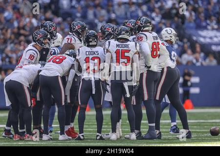 Indianapolis, Indiana, Stati Uniti. 17 ottobre 2021. Houston Texans offesa nel huddle durante la partita tra gli Houston Texans e gli Indianapolis Colts al Lucas Oil Stadium, Indianapolis, Indiana. (Credit Image: © Scott Stuart/ZUMA Press Wire) Foto Stock