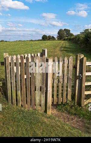 dh Kissing gate THORP ARCO YORKSHIRE sentiero in legno cancelli campo pubblico sentiero inghilterra uk wetherby Foto Stock