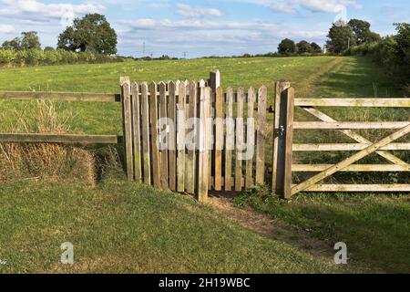 dh Kissing gate THORP ARCO YORKSHIRE sentiero in legno cancelli campo pubblico sentiero inghilterra uk Foto Stock