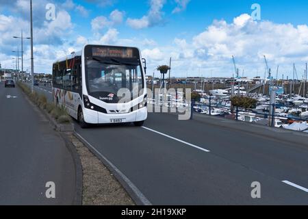 gli autobus dh effettuano il servizio di autobus ST PETER PORT GUERNSEY su strada presso il porto Foto Stock