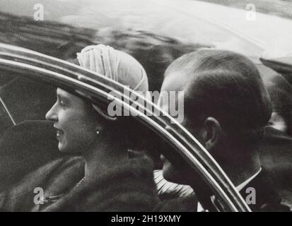 Elisabetta II, Regina di Gran Bretagna, Principe Filippo, Duca di Edimburgo, ritratto di testa e spalle in automobile durante l'apparizione pubblica, New York, USA, Angelo Rizzuto, ottobre 1957 Foto Stock