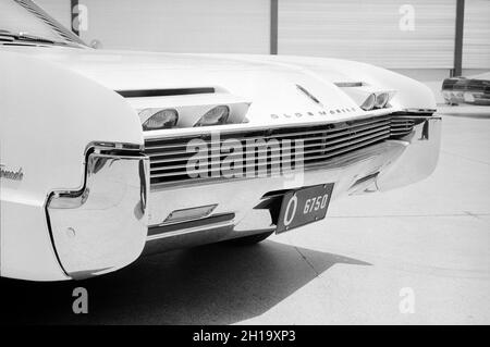 1966 Oldsmobile Toronado compresi il grill, cofano e fari, General Motors, Detroit, Michigan, USA, Thomas J. o'Halloran, US News & World Report Magazine Collection, luglio 1965 Foto Stock