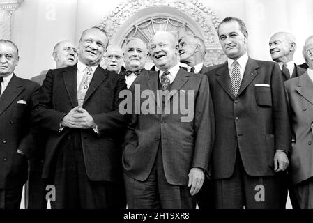 Il presidente degli Stati Uniti Dwight D. Eisenhower è in piedi con il senatore degli Stati Uniti dal Texas Lyndon B. Johnson (a destra) ed altri ospiti, durante il pranzo bipartisan, Casa Bianca, Washington, D.C., USA, Thomas J. o'Halloran, US News & World Report Magazine Collection, 31 marzo 1955 Foto Stock