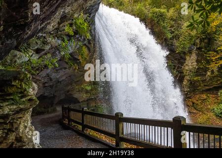 Dry Falls, una famosa cascata a piedi situata tra Highlands e Franklin, North Carolina, in una splendida giornata autunnale. (USA) Foto Stock