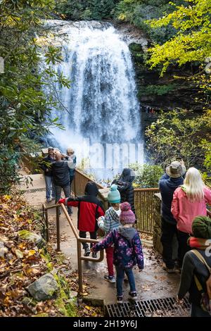 Le famiglie e gli amici si godono la bellezza mozzafiato di Dry Falls tra le Highlands e Franklin, North Carolina, in una splendida giornata autunnale. (USA) Foto Stock