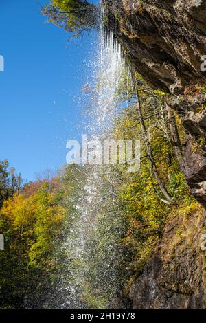 Bridal Veil Falls, una cascata panoramica che si snoda lungo l'autostrada 64 vicino alle Highlands, North Carolina. (USA) Foto Stock