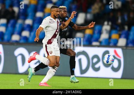 Il difensore brasiliano di Torino Bremer (L) sfida la palla con l'attaccante nigeriano Victor Osimhen della SSC Napoli durante la Serie Una partita di calcio tra SSC Napoli e Torino allo stadio Diego Armando Maradona di Napoli, nel sud Italia, il 17 ottobre 2021. Foto Stock