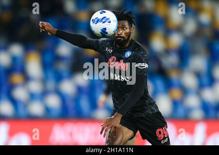 Andre Zambo Anguissa, attaccante cameroniano della SSC Napoli, durante la Serie Una partita di calcio tra la SSC Napoli e Torino allo stadio Diego Armando Maradona di Napoli, Italia meridionale, il 17 ottobre 2021. Foto Stock