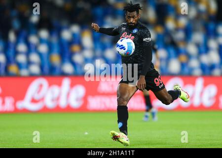 Andre Zambo Anguissa, attaccante cameroniano della SSC Napoli, durante la Serie Una partita di calcio tra la SSC Napoli e Torino allo stadio Diego Armando Maradona di Napoli, Italia meridionale, il 17 ottobre 2021. Foto Stock