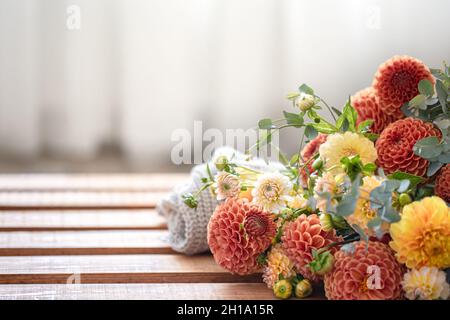 Un bouquet di crisantemi gialli e arancioni su sfondo sfocato. Foto Stock