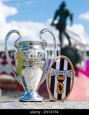 14 giugno 2021 Torino, Italia. Emblema della Juventus F.C. e della UEFA Champions League Cup sullo sfondo di uno stadio moderno. Foto Stock