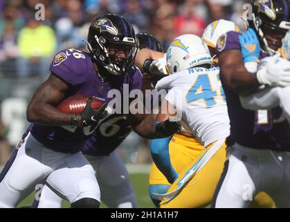 Baltimore Ravens RB Latavius Murray (28) in azione durante una partita contro i Los Angeles Chargers al M&T Bank Stadium di Baltimora, Maryland, il 17 ottobre 2021. Foto/ Mike Buscher/Cal Sport Media Foto Stock