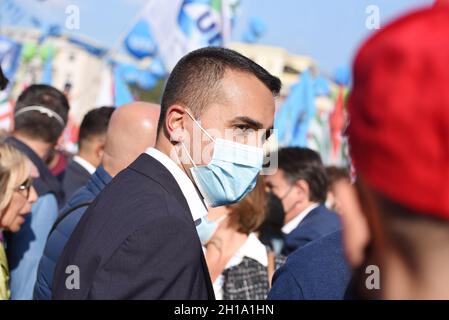 Roma, Italia. 16 ottobre 2021. Luigi di Maio Ministro degli Affari Esteri durante lo sciopero dei sindacati CGIL, CISL e UIL dopo l'aggressione della settimana scorsa presso la sede di CGIL da parte di No Vax manifestanti. (Foto di Pasquale Gargano/Pacific Press) Credit: Pacific Press Media Production Corp./Alamy Live News Foto Stock