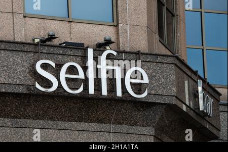 Ottobre 15, 2021. Mosca, Russia. Insegna sulla costruzione del ristorante Selfie sul viale Novinsky di Mosca, premiato con una stella della Michelin Red Foto Stock