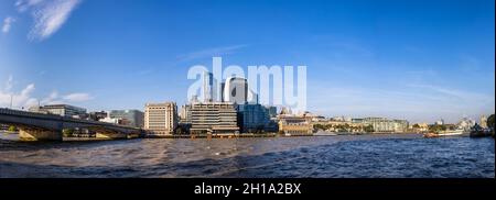 Panorama della Walkie Talkie e della città di North Bank del quartiere finanziario di Londra dal London Bridge verso Docklands attraverso la piscina di Londra Foto Stock