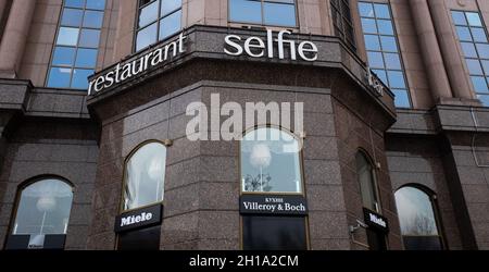 Ottobre 15, 2021. Mosca, Russia. Insegna sulla costruzione del ristorante Selfie sul viale Novinsky di Mosca, premiato con una stella della Michelin Red Foto Stock
