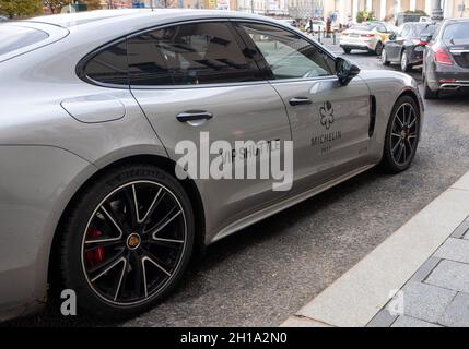 Ottobre 15, 2021. Mosca, Russia. Guida rossa Michelin su una strada a Mosca. Foto Stock