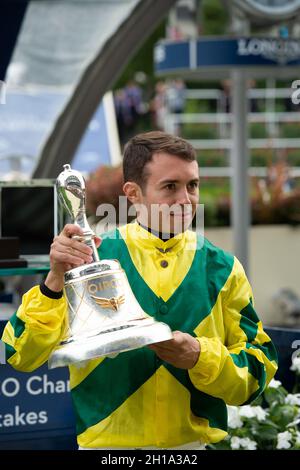 Ascot, Berkshire, Regno Unito. 16 ottobre 2021. Mickael Barazalona vincitore del campione QIPCO Stakes (Classe 1) (British Champions Middle Distance) (Gruppo 1) su Horse Sealeway. Proprietario le Haras de la Gousserie. Allenatore Cedrice Rossi, Francia. Allevatore Guy Parient Holding. Credit: Maureen McLean/Alamy Foto Stock