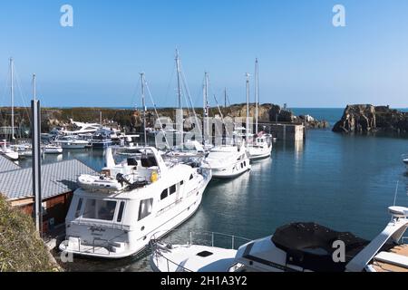 dh Beaucette Marina VALE GUERNSEY Yachts in porto porti marittimi barche porto yacht Foto Stock